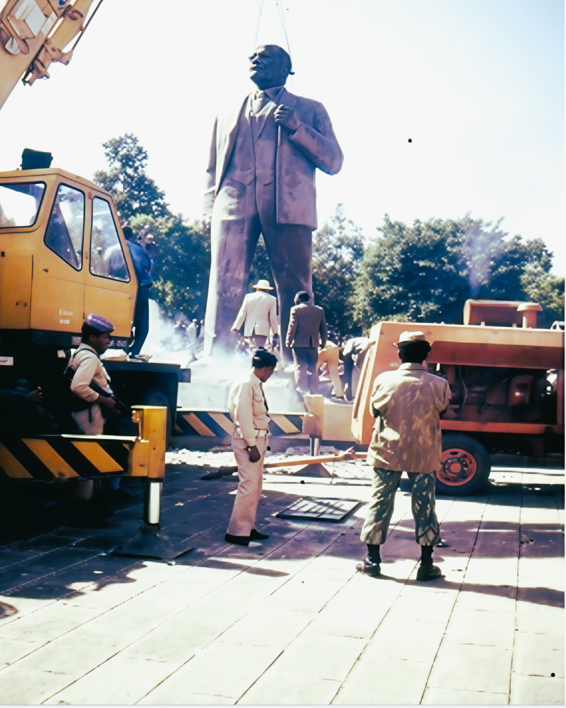 Rimozione della statua di Lenin. Addis Abeba 25 maggio 1991, foto di L.Spadano